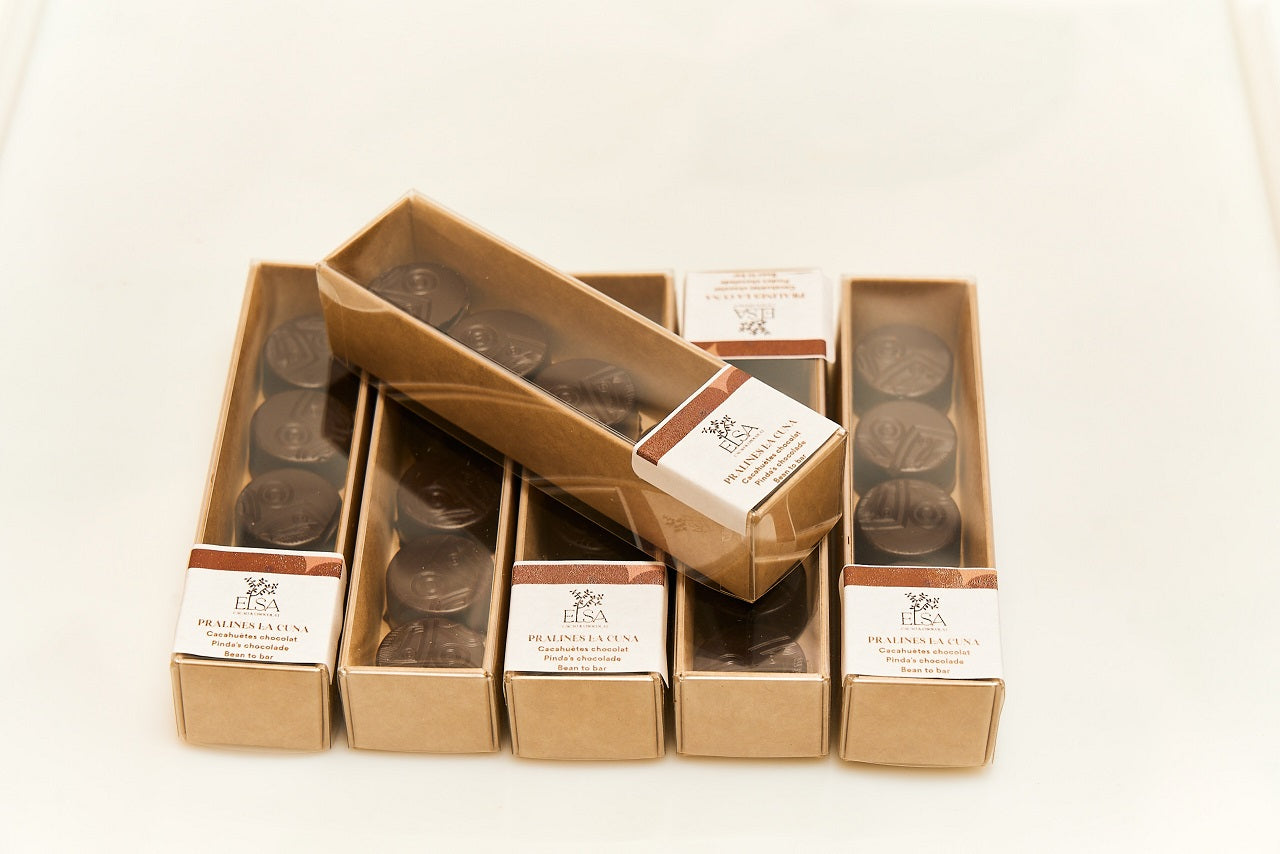 Zakje met 6 pindapralines omhuld met 70% originele chocolade